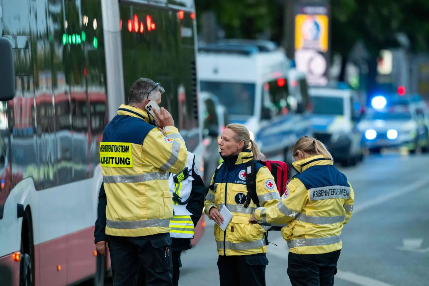 فريق من الصليب الأحمر للصحة النفسية والدعم النفسي والاجتماعي يعمل في موقع الحادث بمحطة قطار هامبورغ الرئيسية (أ.ف.ب)