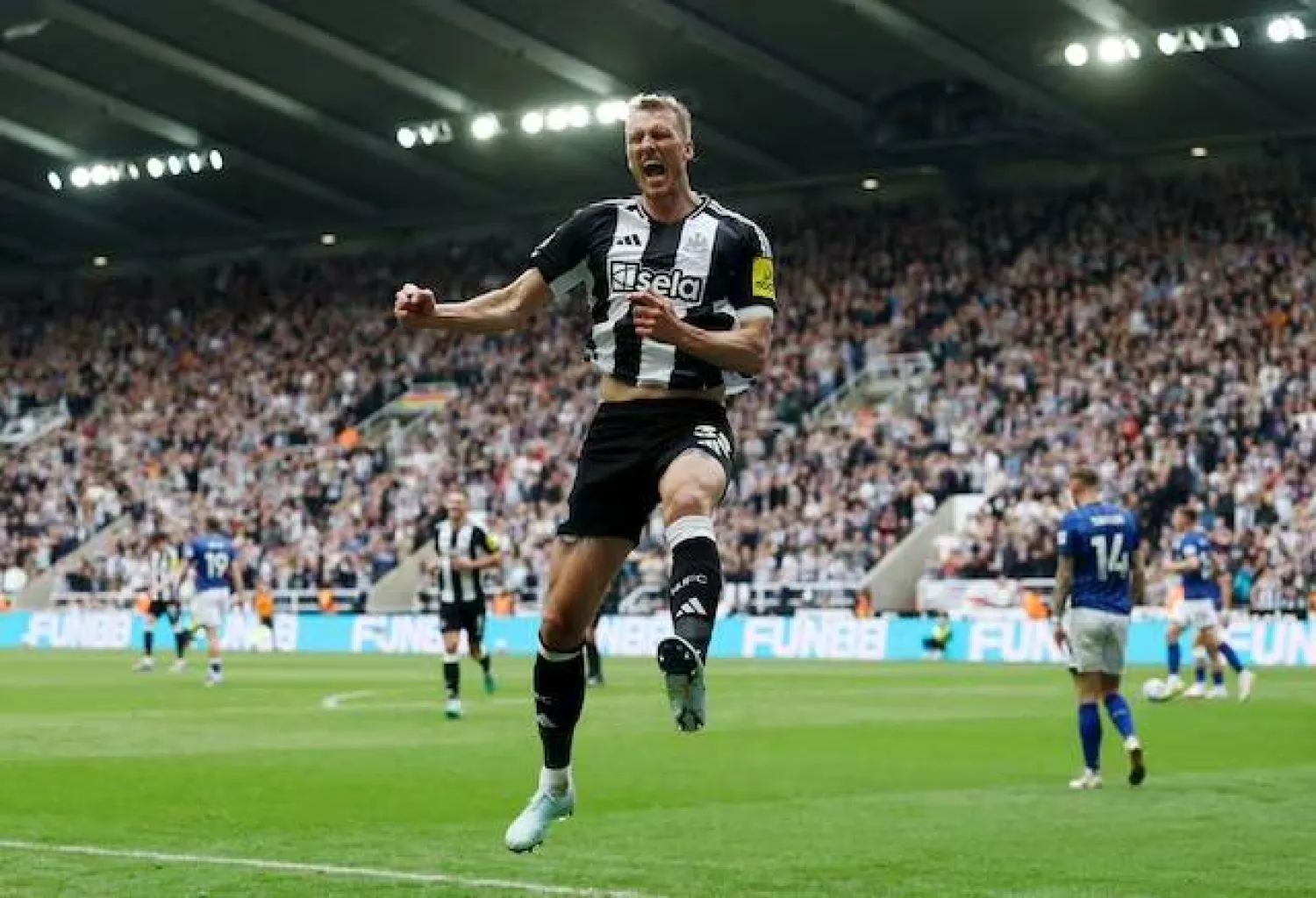 دان بيرن باقٍ مع نيوكاسل لعام إضافي (رويترز)