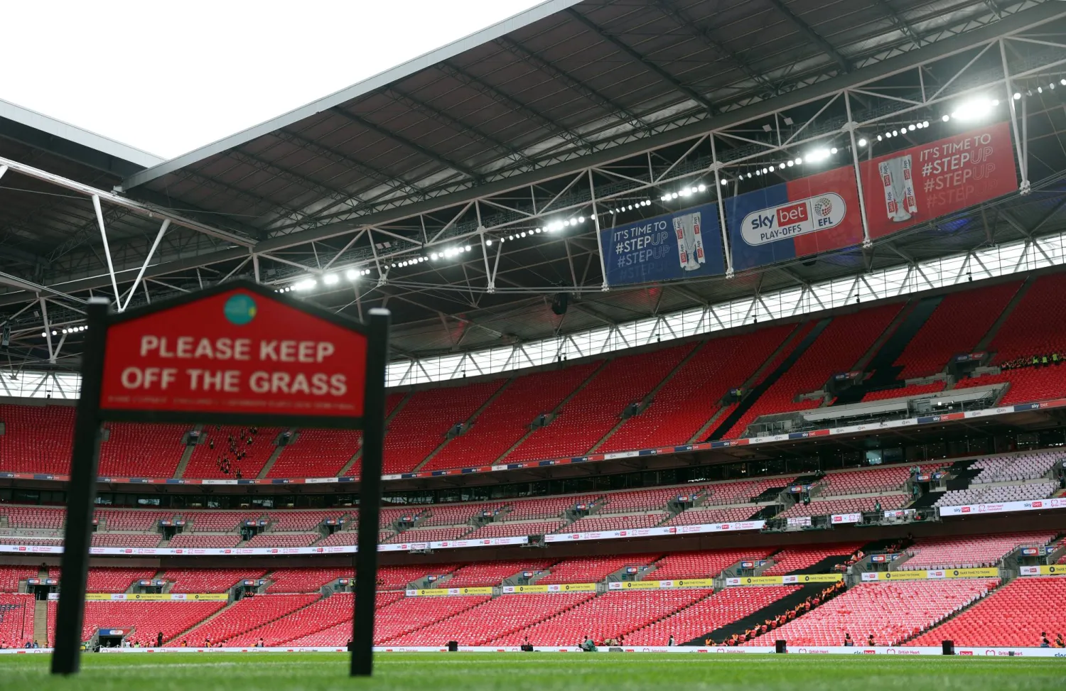 ملعب ويمبلي يستعد لاحتضان المباراة الأغلى في عالم كرة القدم (رويترز)