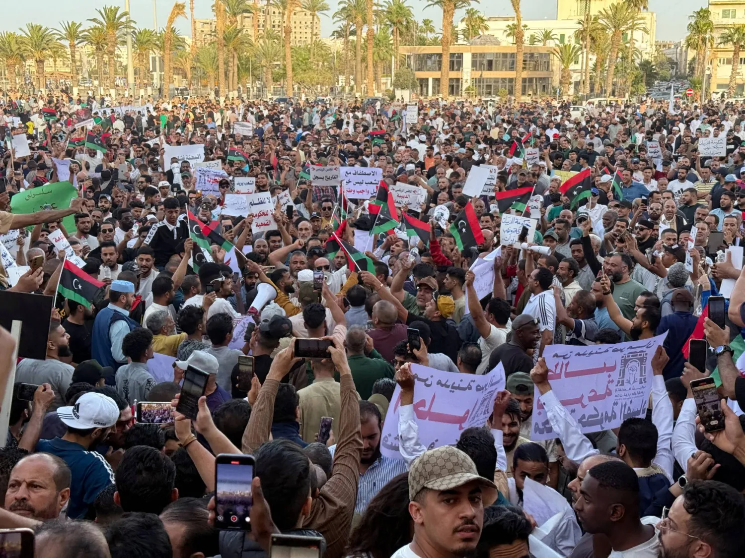 متظاهرون يطالبون بإسقاط حكومة الوحدة الوطنية الليبية برئاسة عبد الحميد الدبيبة في ساحة الشهداء بطرابلس (رويترز)