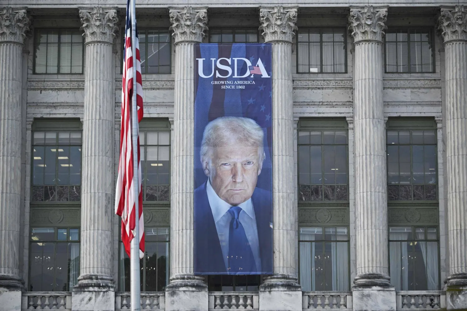 صورة دونالد ترمب على واجهة وزارة الزراعة في واشنطن (أ.ف.ب)