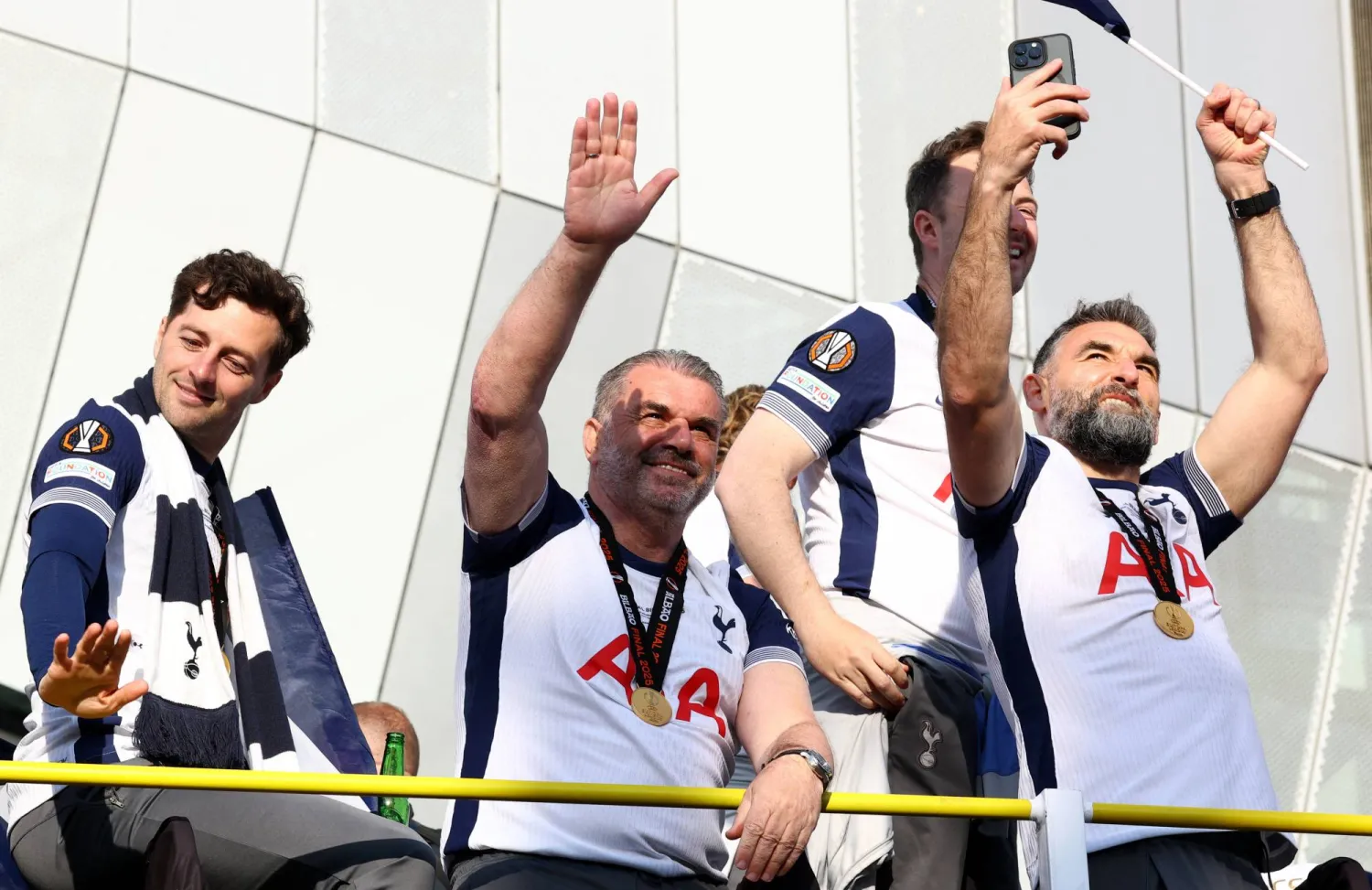 بوستيكوغلو يحتفل ببطولة الدوري الأوروبي مع لاعبيه (رويترز)