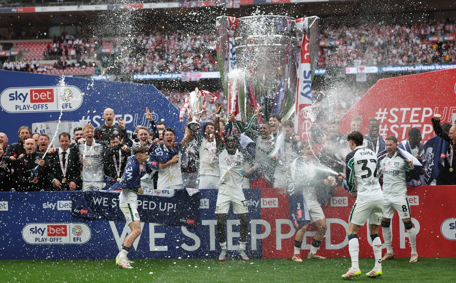 لاعبو سندرلاند يحتفلون بكأس نهائي ملحق الصعود الإنجليزي (رويترز)