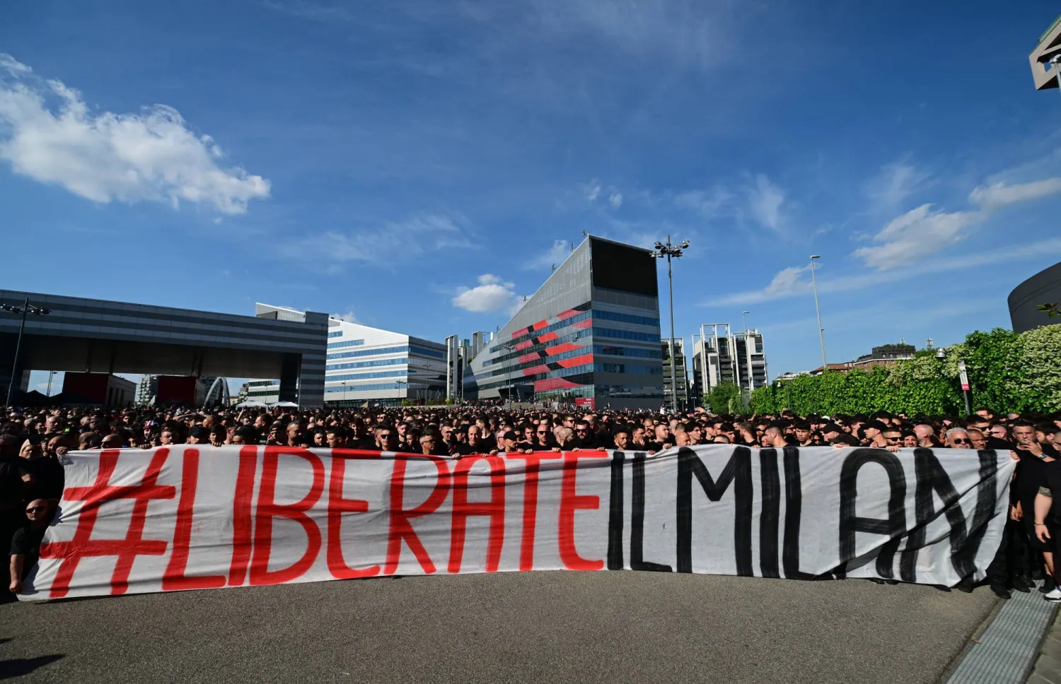 صبت الجماهير غضبها خلال احتجاج أمس على كاردينالي رئيس شركة رد بيرد وباولو سكاروني رئيس النادي (رويترز)