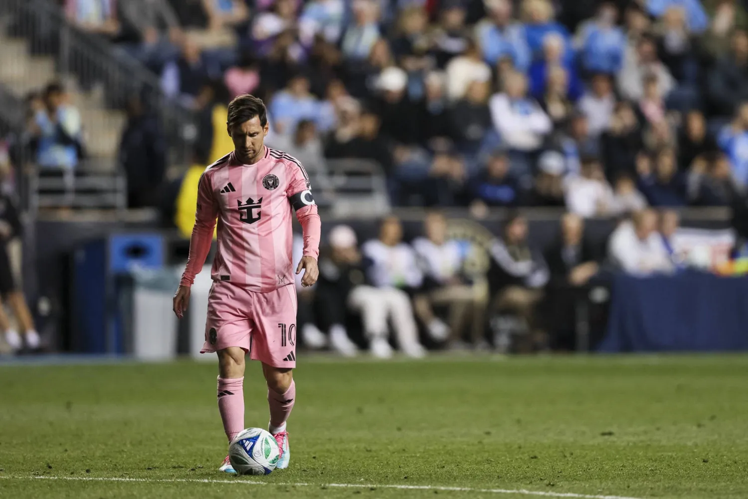 May 24, 2025; Chester, Pennsylvania, USA; Inter Miami forward Lionel Messi (10) prepares to take a free-kick against the Philadelphia Union during the second half at Subaru Park. Mandatory Credit: Caean Couto-Imagn Images