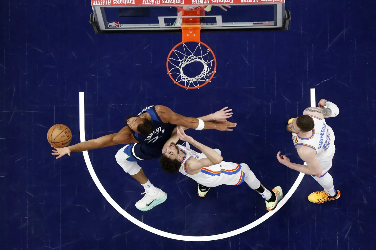 تمبروولفز يكرم وفادة ثاندر وينعش آماله (رويترز)