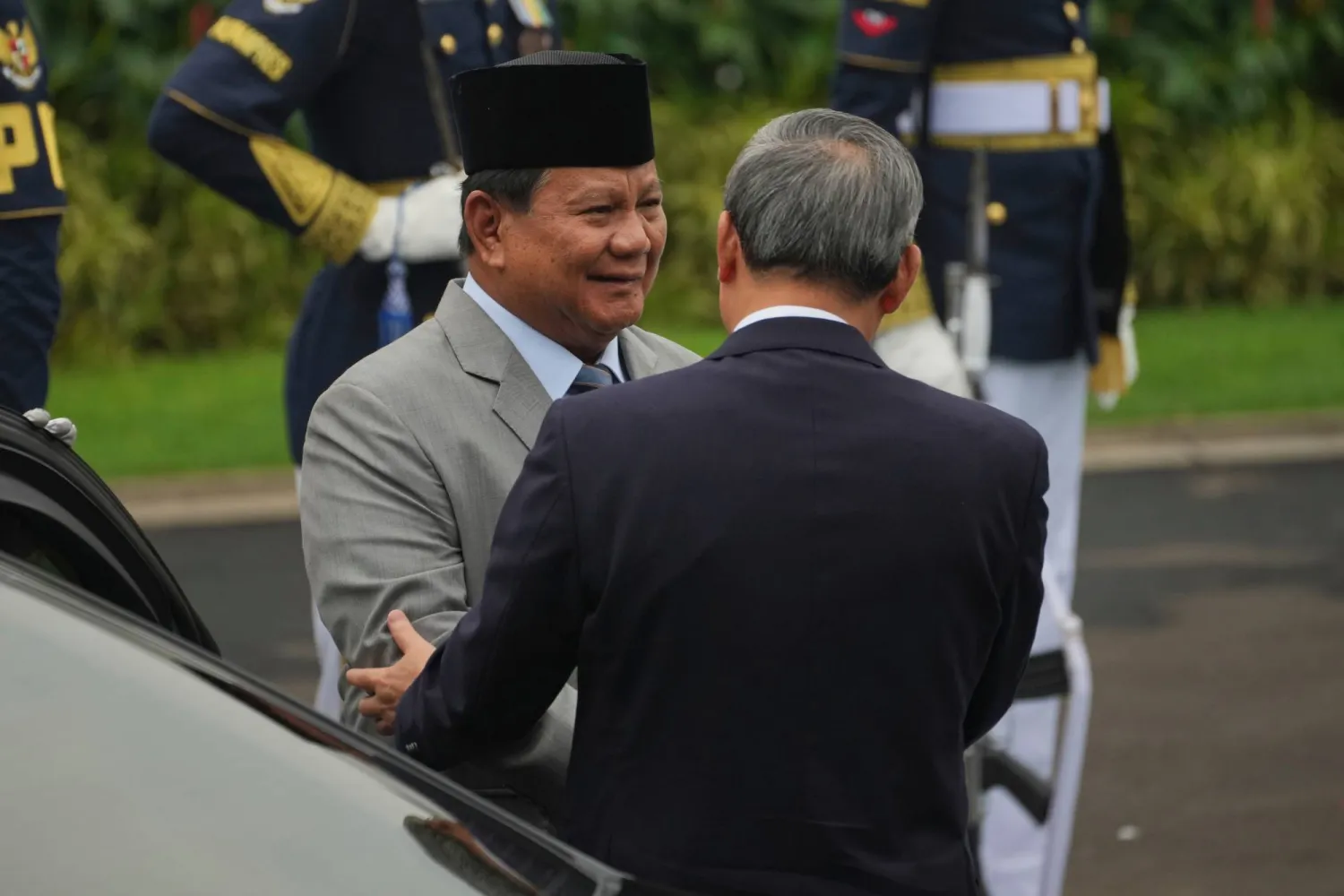 رئيس مجلس الدولة الصيني لي تشيانغ يصافح الرئيس الإندونيسي برابوو سوبيانتو قبل اجتماعهما في جاكرتا يوم الأحد 25 مايو 2025 (أ.ب)