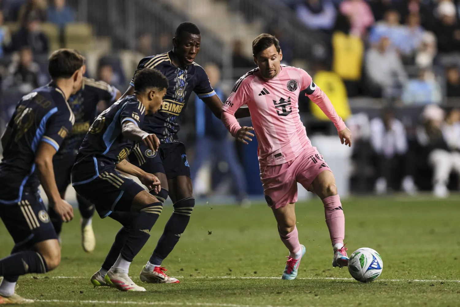 ميسي يعيد الأمل لإنتر بتقليصه الفارق مجدداً من ركلة حرة مباشرة (رويترز)