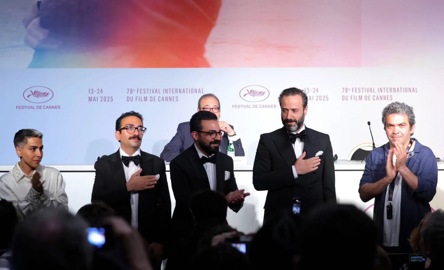 فريق عمل فيلم «حادث بسيط»... (إ.ب.أ)