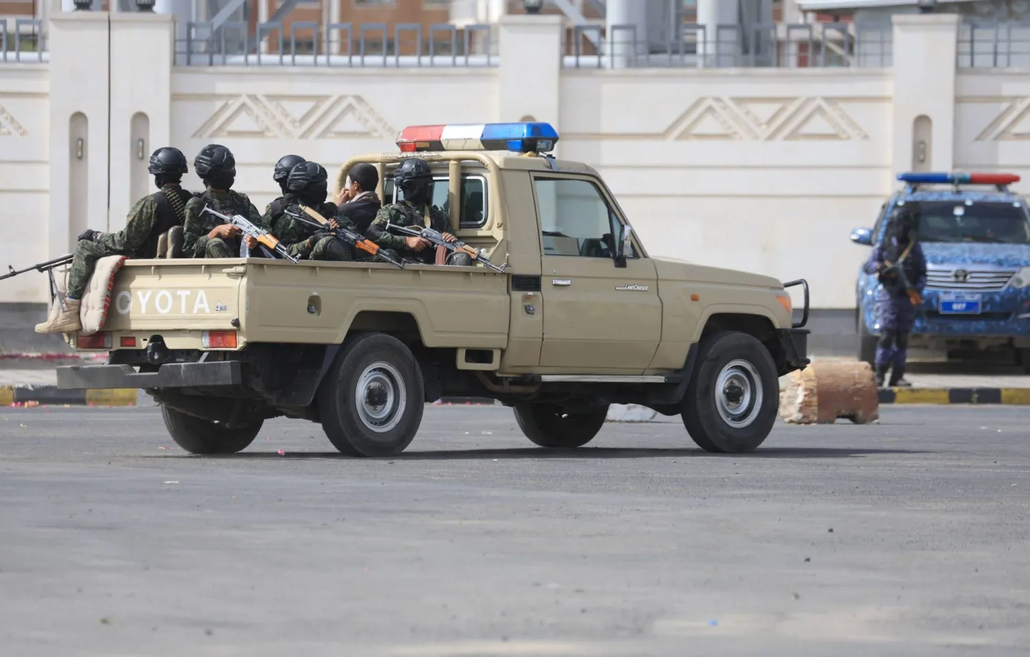 مسلحون حوثيون يستقلُّون شاحنة صغيرة خلال دورية في أحد شوارع صنعاء (إ.ب.أ)