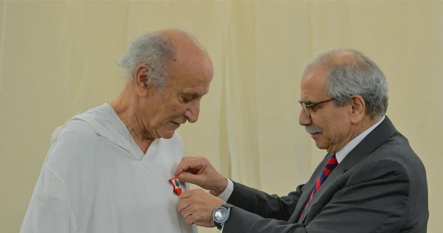 رئيس الوزراء نواف سلام يسلّم طربيه وسام الاستحقاق (الشرق الأوسط) 








