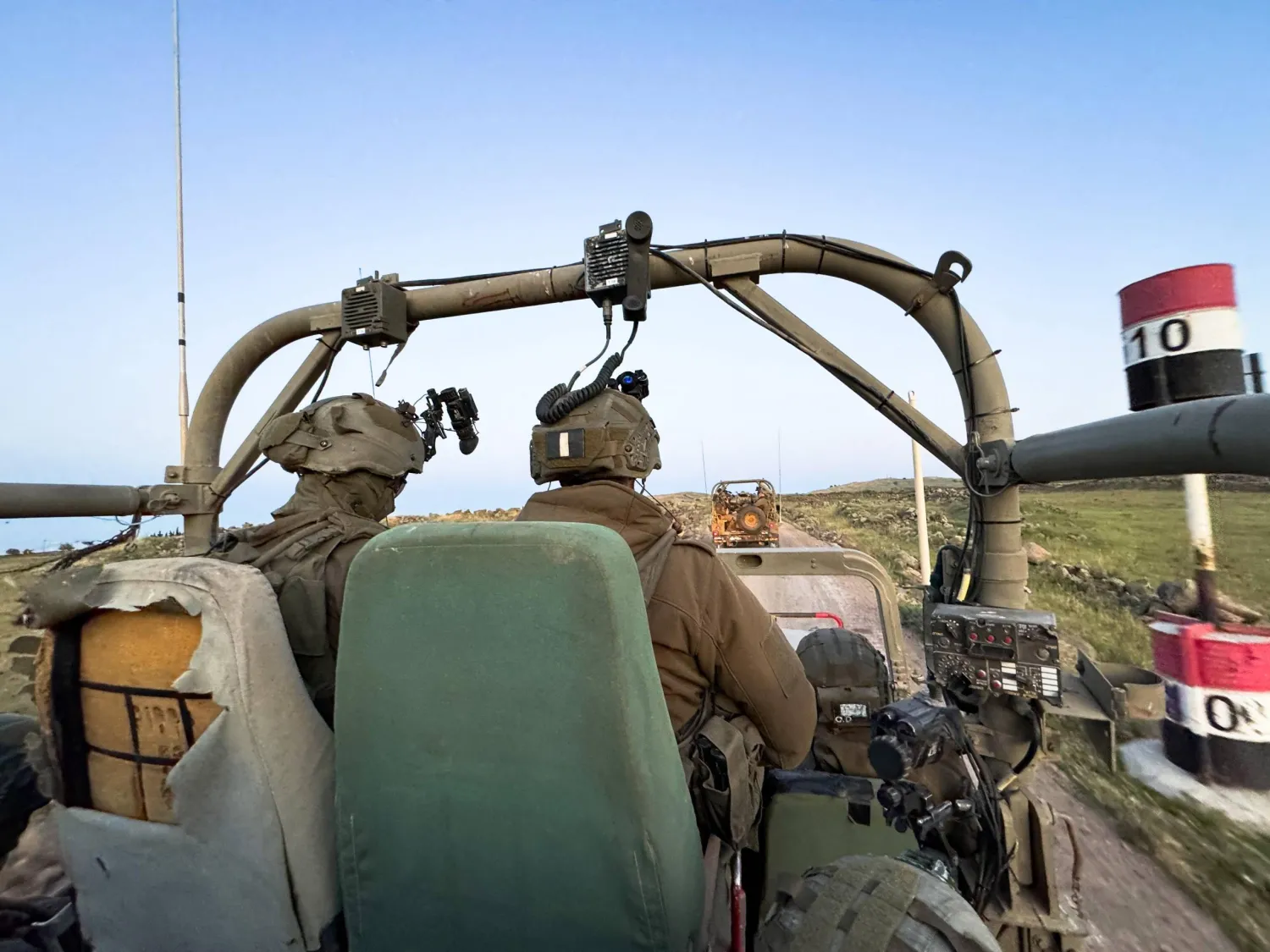 جنود إسرائيليون في آلية عسكرية بسوريا (الجيش الإسرائيلي)