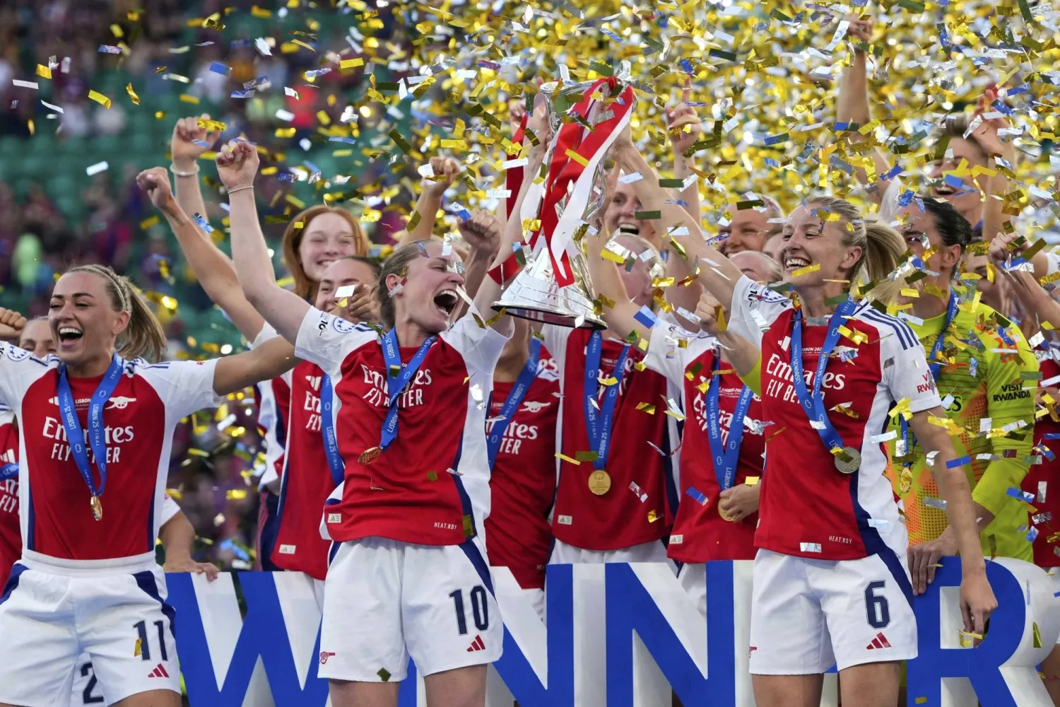 لاعبات آرسنال يحتفلن بالفوز في نهائي دوري أبطال أوروبا للسيدات (أ.ب)