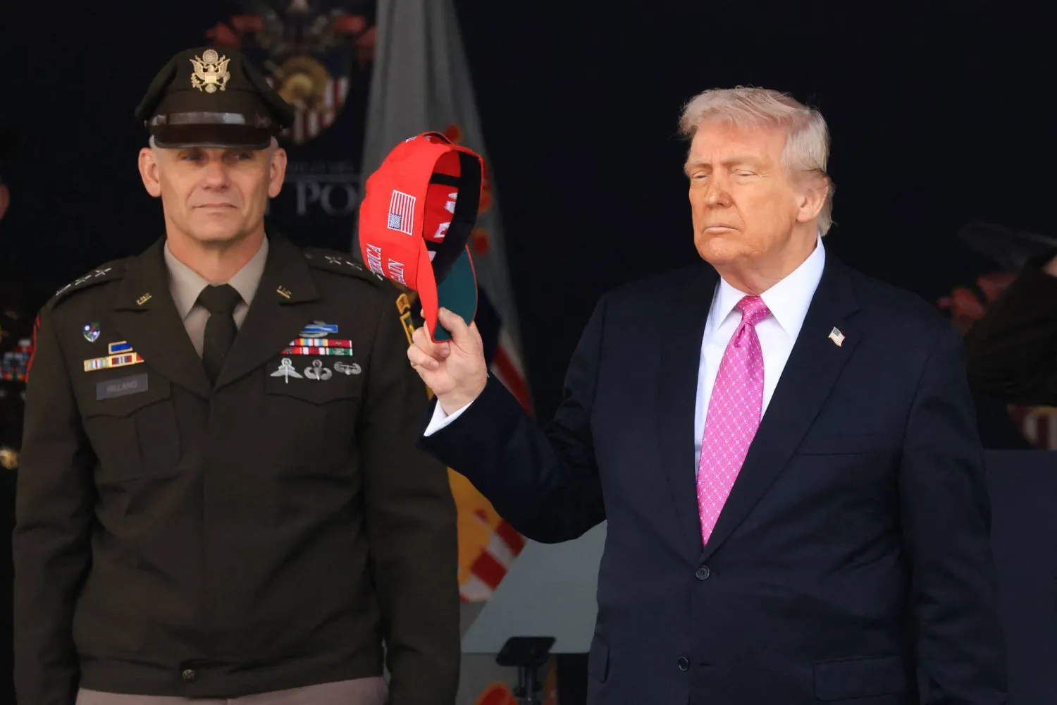 الرئيس الأميركي دونالد ترمب يخلع قبعته في أثناء مغادرته بعد إلقاء خطاب التخرج في حفل تخرج الأكاديمية العسكرية الأميركية لعام 2025 في وست بوينت (أ.ف.ب)