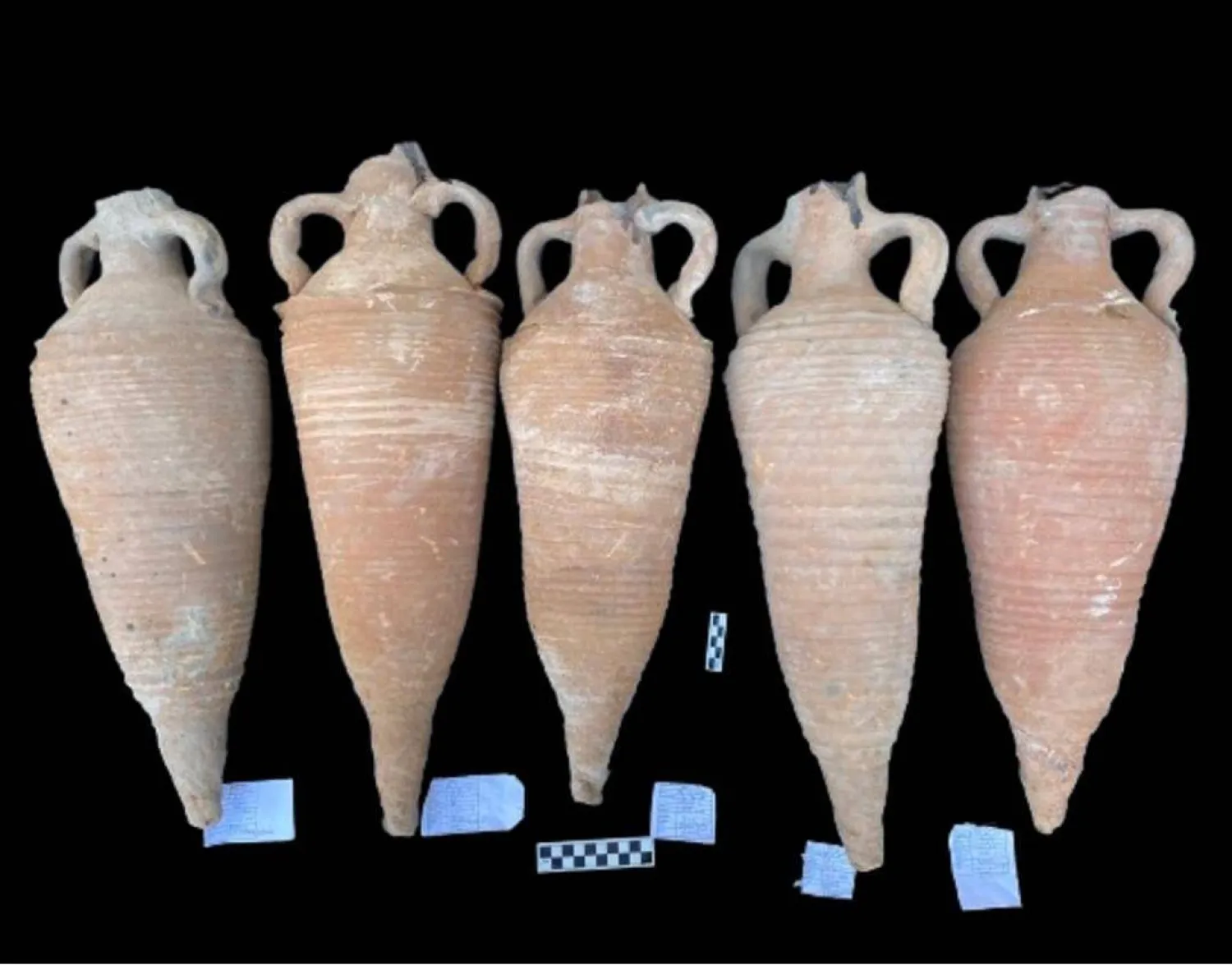 أوانٍ فخارية (وزارة السياحة والآثار المصرية)