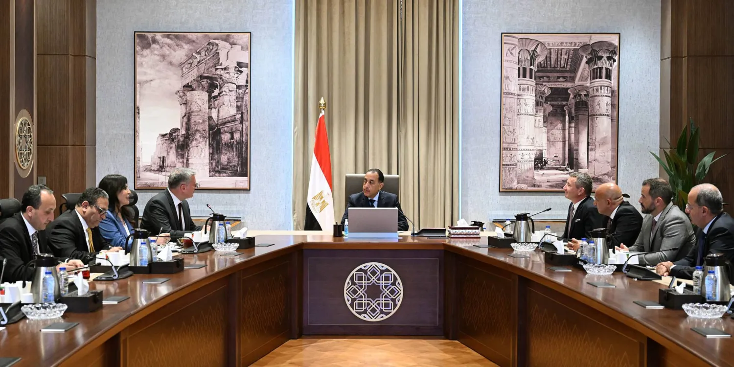 رئيس الوزراء المصري خلال لقائه وفداً من شركة «إكسون موبيل» في القاهرة (رئاسة مجلس الوزراء)