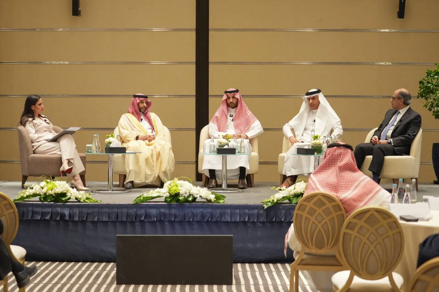 من اليمين: أزعور والكيشي والحمالي والخلف والصحافية في قناة «الشرق» نور عماشة (تصوير: تركي العقيلي)