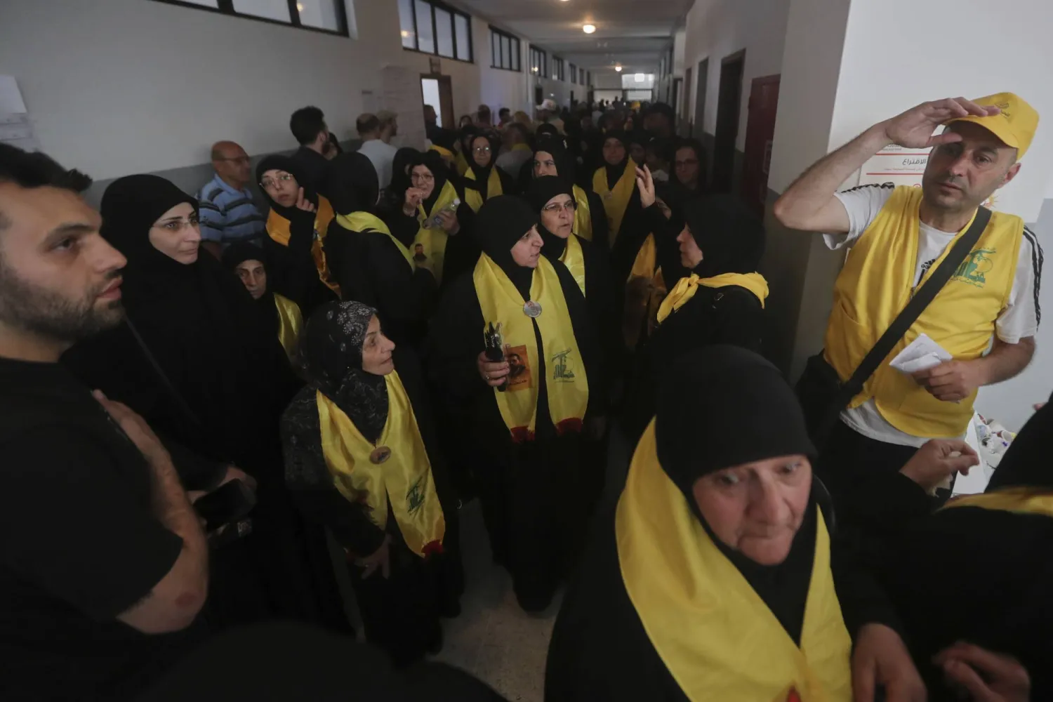 نساء أمام أحد مراكز الاقتراع للإدلاء بأصواتهن في الانتخابات البلدية بالنبطية جنوب لبنان (أ.ب)