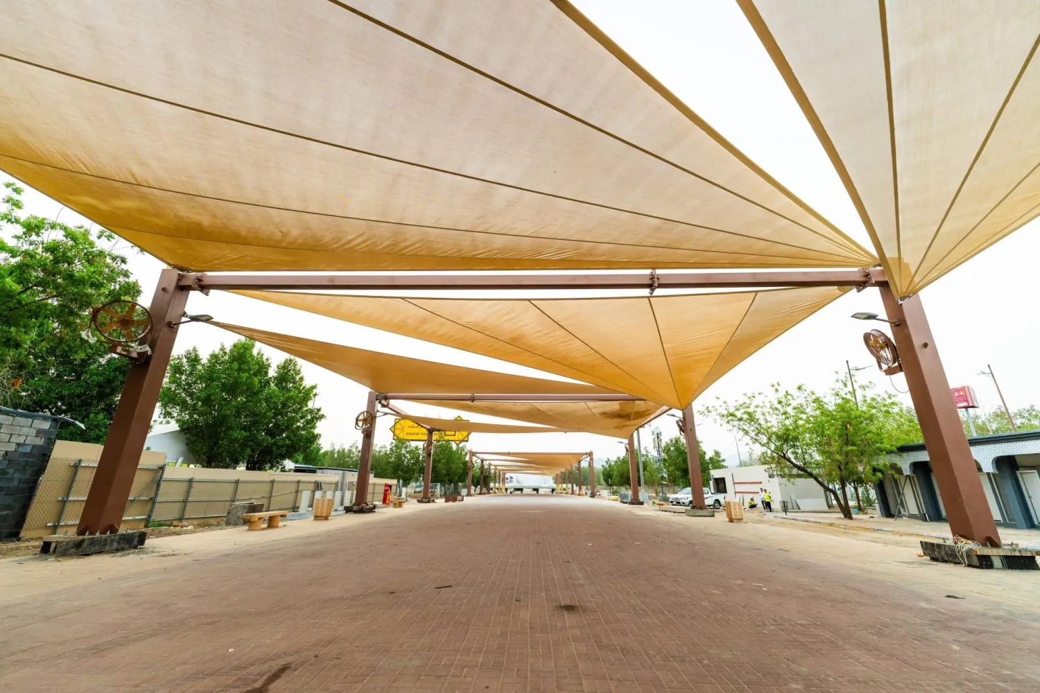 تظليل المسارات لتخفيف الإجهاد الحراري في محيط مسجد نمرة (الشرق الأوسط)