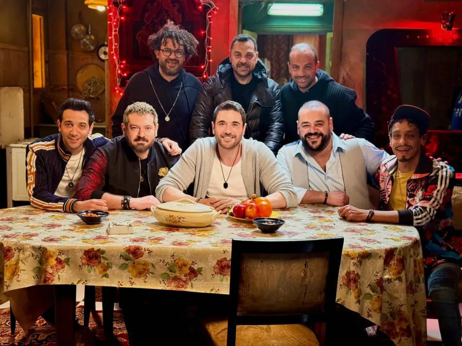 أبطال فيلم «ولاد رزق 3» مع المخرج طارق العريان (حساب كريم قاسم على فيسبوك)
