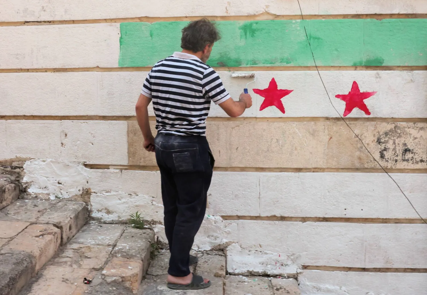 تعيين قادة لأجهزة الأمن الداخلي في 12 محافظة سورية (رويترز)