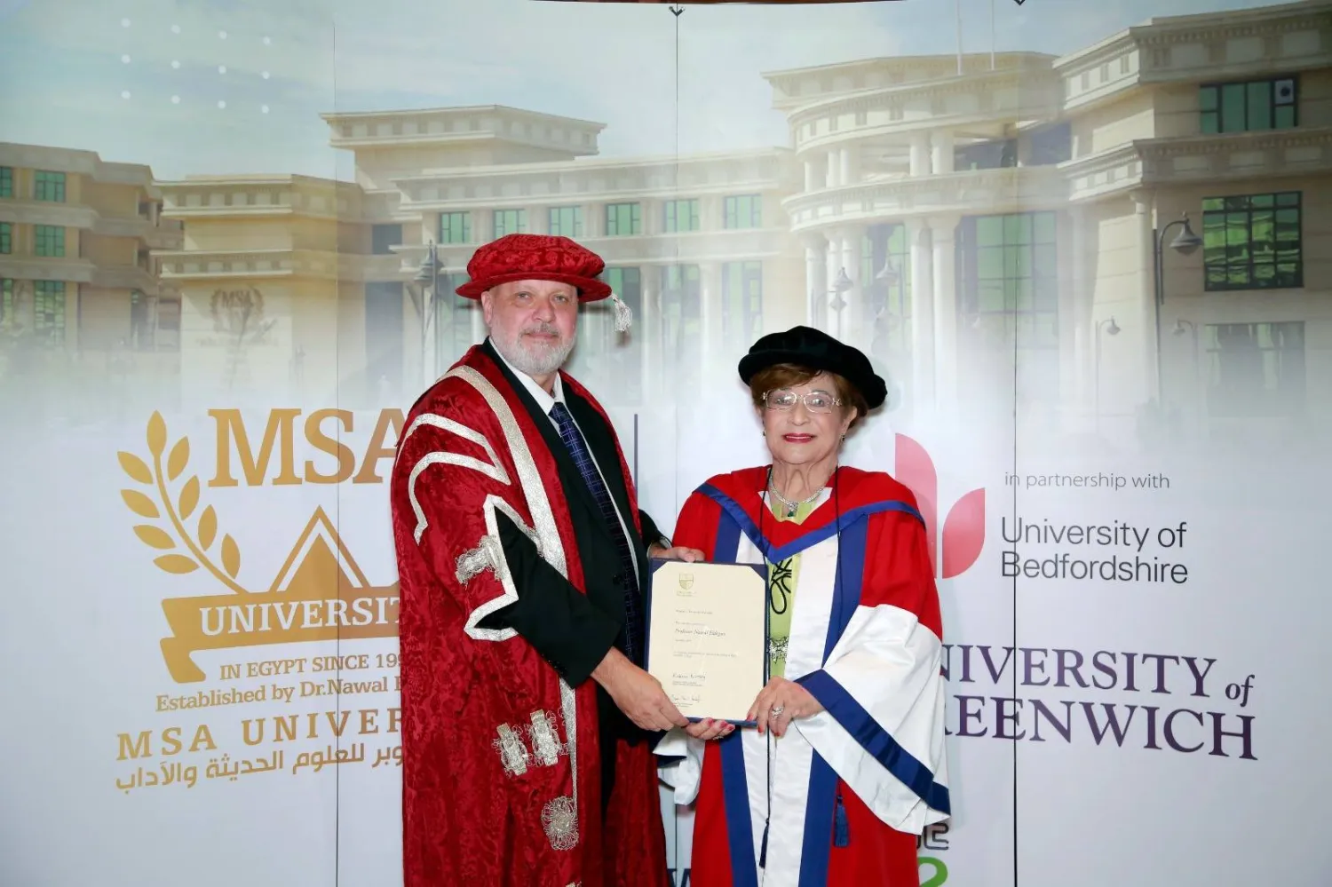 صورة من تكريمها بإحدى الجامعات الأجنبية (حساب جامعة «MSA» على «فيسبوك»)