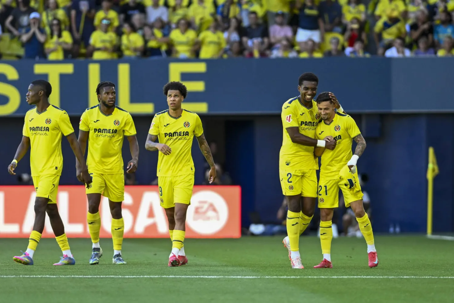 لاعبو فياريال يحتفلون بأحد أهدافهم في المباراة (إ.ب.أ)