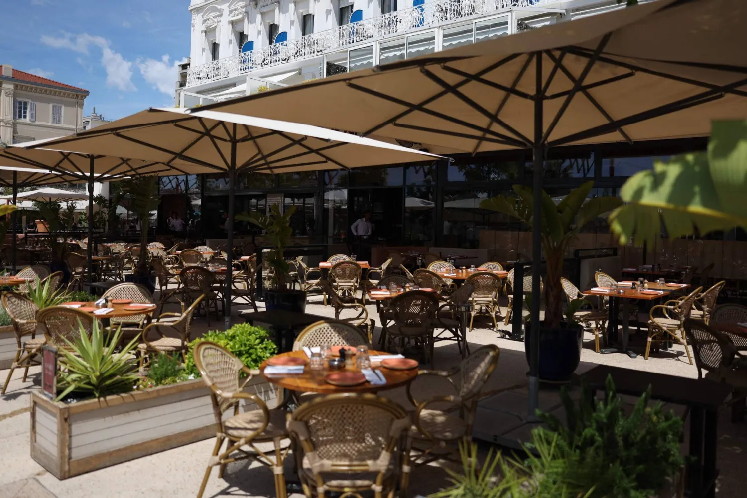A restaurant terrasse remains empty as a power outage struck Southwestern France, on the final day of the 78th edition of the Cannes Film Festival in Cannes, southern France, on May 24, 2025. (Photo by Sameer AL-DOUMY / AFP)