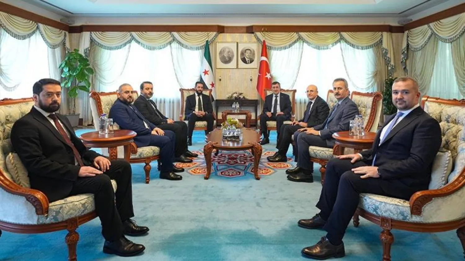 اجتماع عمل بين جودت يلماز نائب الرئيس التركي مع الرئيس السوري أحمد الشرع والوفد المرافق بالعاصمة أنقرة (أناضول)
