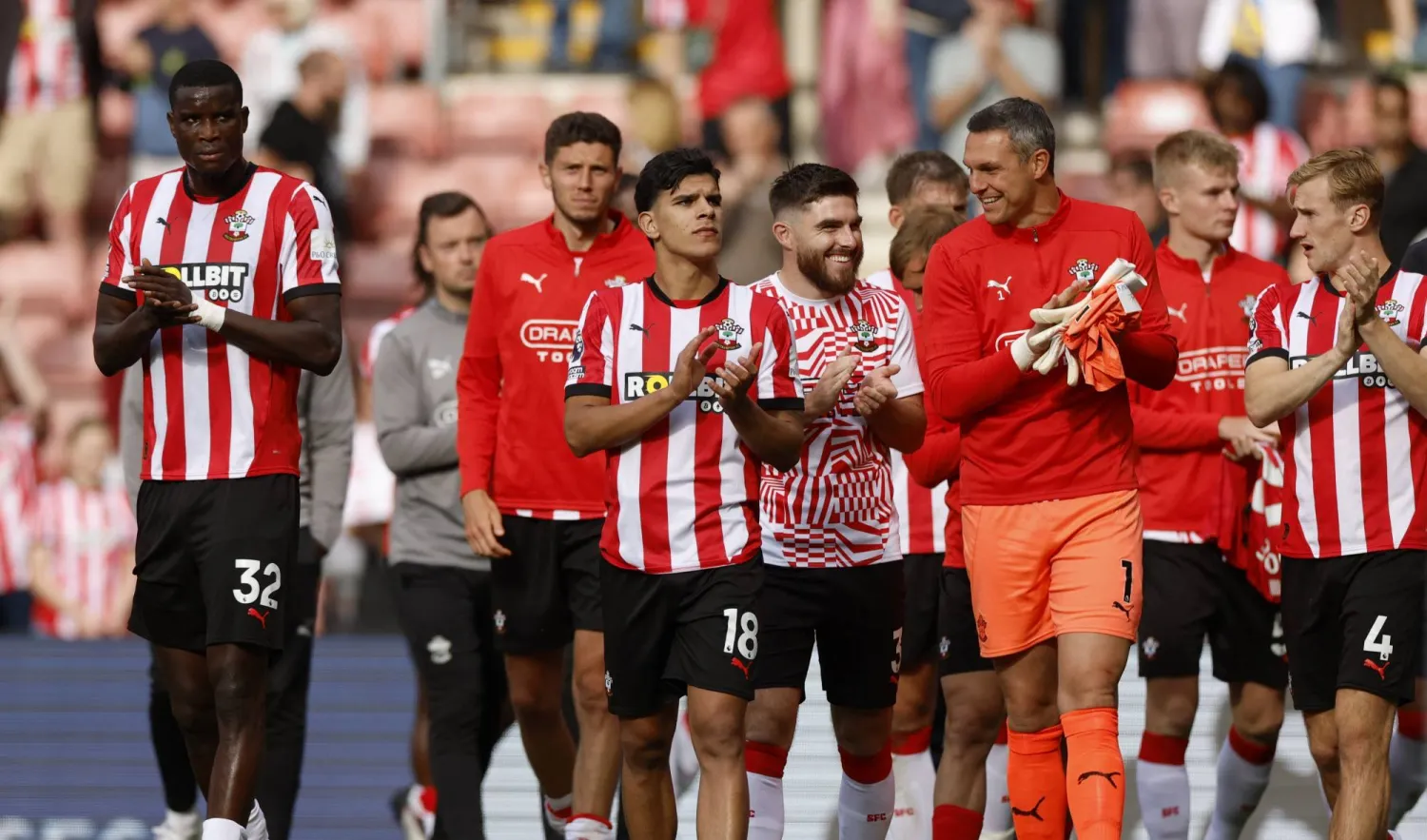 لاعبو ساوثامبتون يحيون جماهيرهم بعد نهاية مباراتهم أمام آرسنال (رويترز)