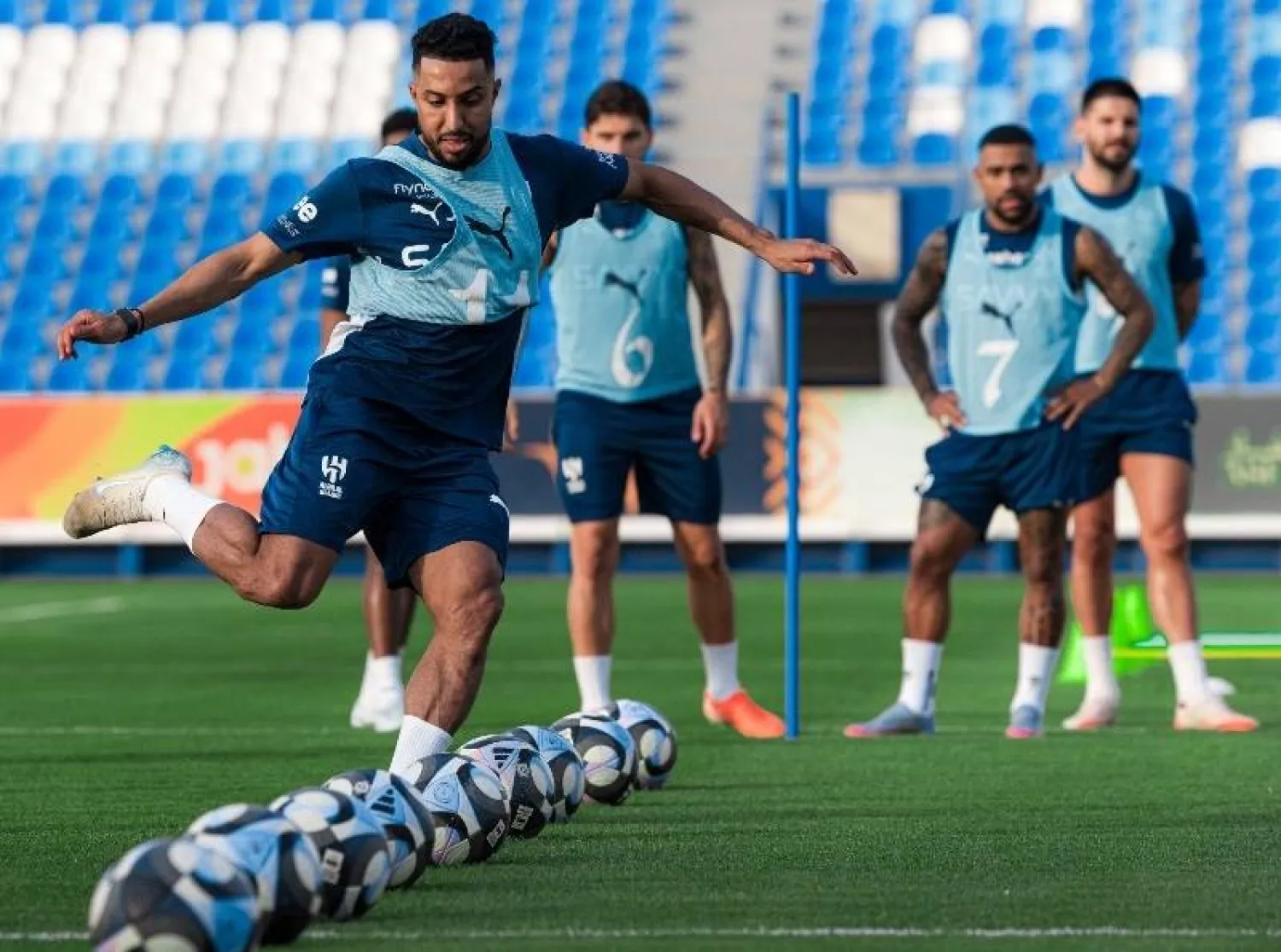 لاعبو الهلال خلال تدريباتهم الأخيرة استعداداً للقادسية (نادي الهلال)