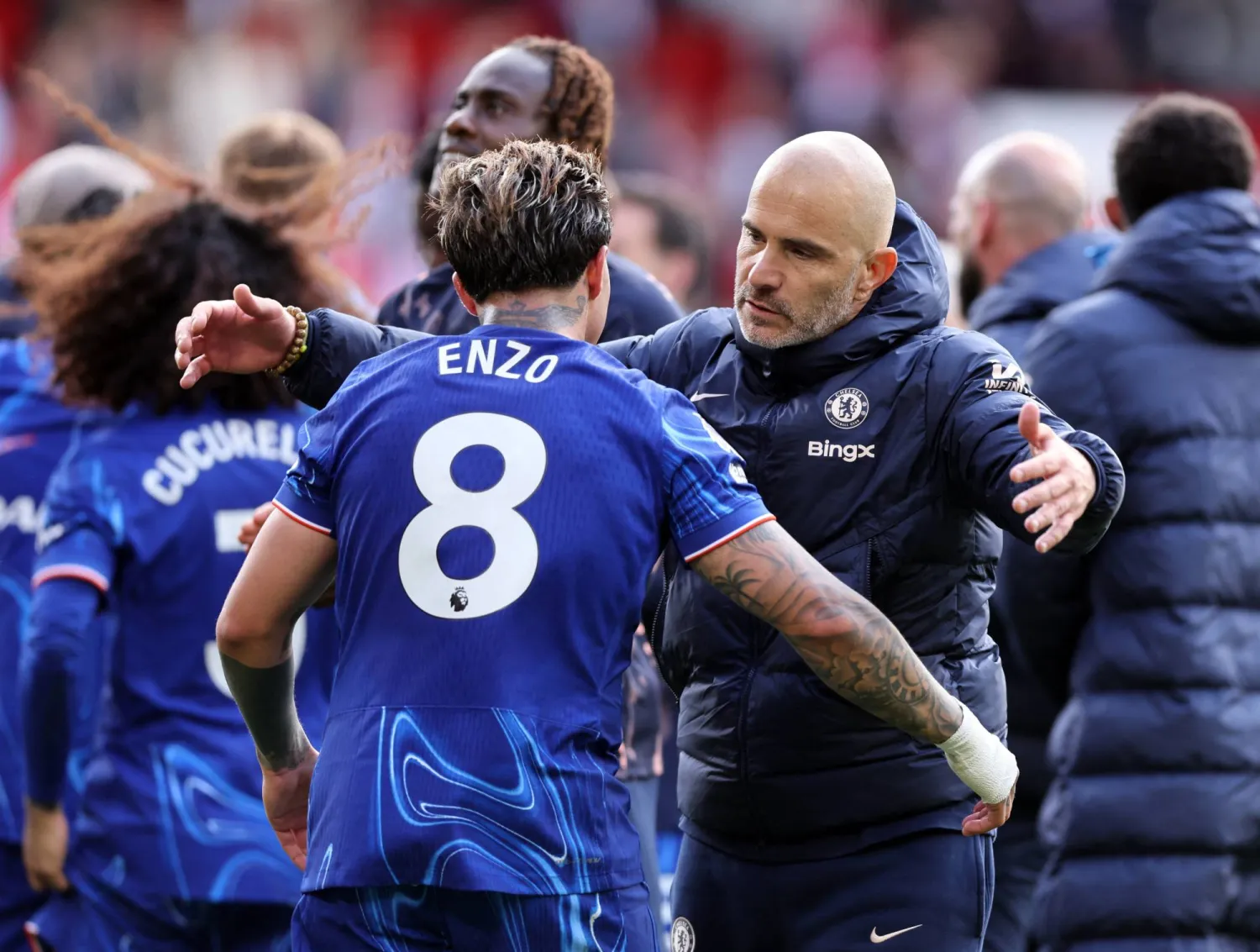 مدرب تشيلسي يحتفل مع لاعبيه بالتأهل الأوروبي (رويترز)