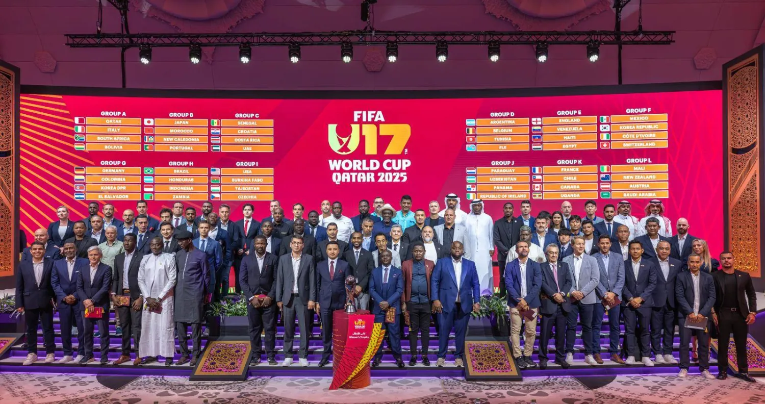 ممثلوا المنتخبات المشاركة في لقطة جماعية عقب نهاية مراسم القرعة (الشرق الأوسط)