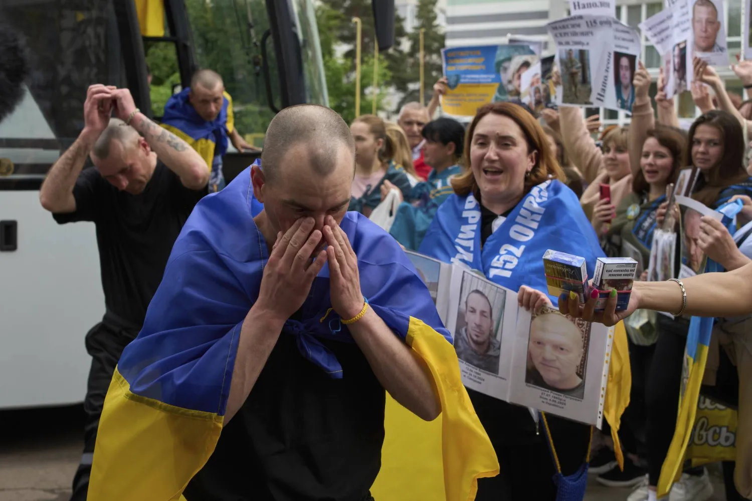 أوكرانيون يستقبلون في تشيرنهيف أسراهم عقب استكمال عملية تبادل مع روسيا أمس(أ.ب)