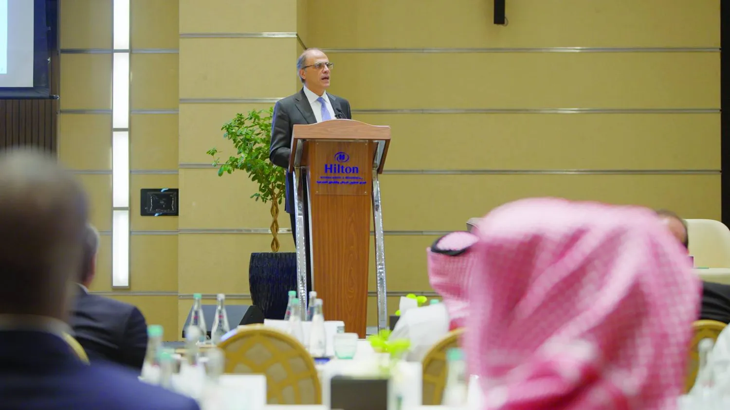 
مدير إدارة الشرق الأوسط وآسيا الوسطى د.جهاد أزعور متحدثاً خلال جلسة نقاش في الرياض (تصوير: تركي العقيلي)