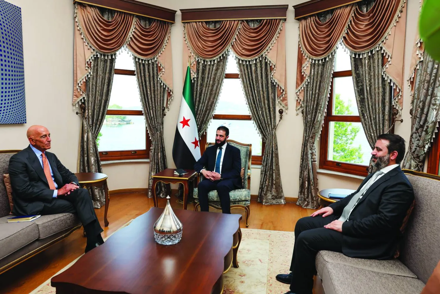 
الشرع التقى في إسطنبول مبعوث الرئيس الأميركي الخاص إلى سوريا توماس برّاك بحضور وزير الخارجية السوري أسعد الشيباني (إ.ب.أ)