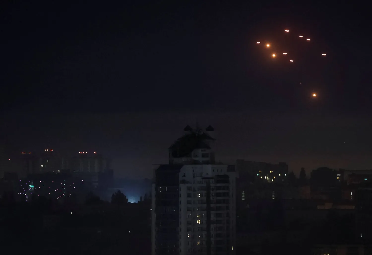 انفجارات في سماء كييف نتيجة تصدي الدفاع الجوي الأوكراني لهجوم بمُسيّرات روسية خلال الليل (رويترز)