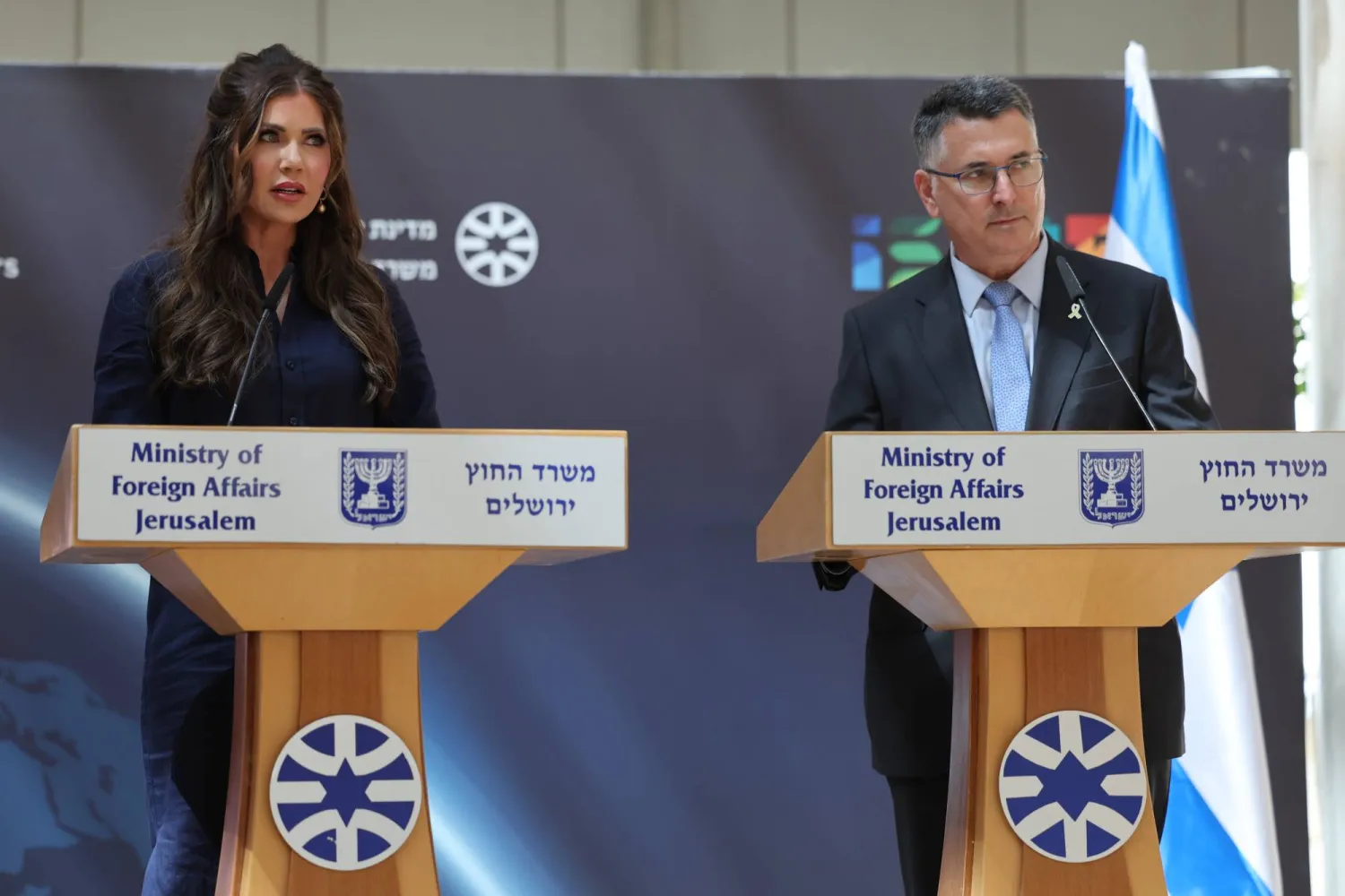 وزيرة الأمن الداخلي الأميركي كريستي نويم في مؤتمر صحافي مع وزير الخارجية الإسرائيلي جدعون ساعر في القدس (إ.ب.أ)