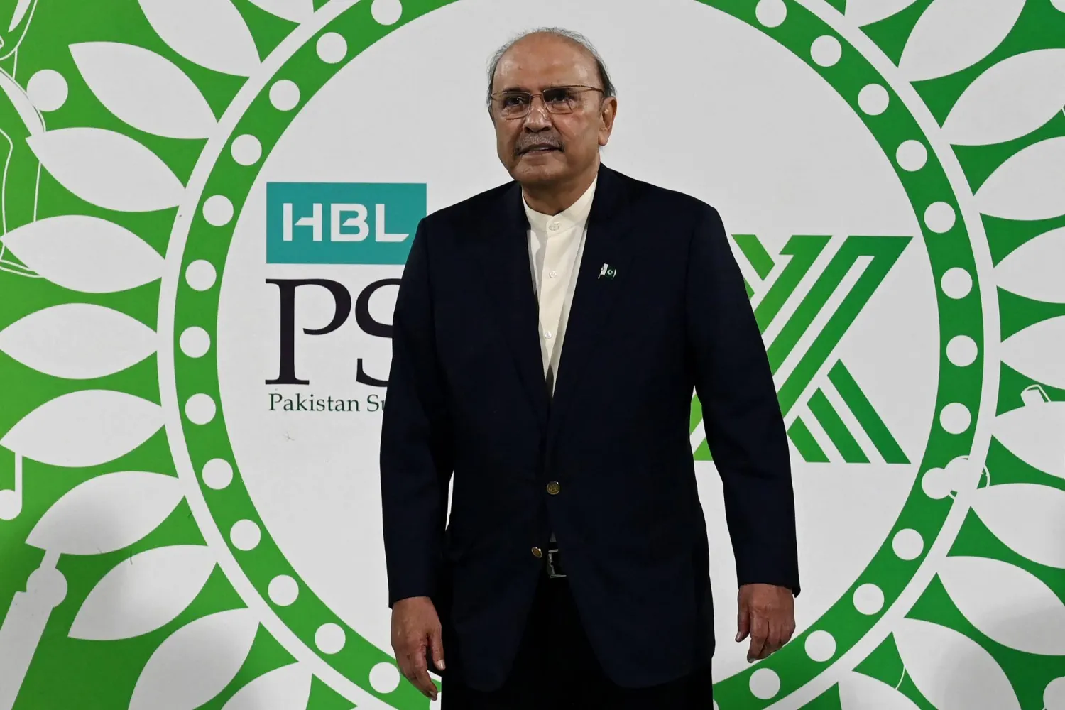 وصول الرئيس الباكستاني آصف علي زرداري إلى المنصة لحضور حفل الفوز في ختام المباراة النهائية لدوري الكريكيت الممتاز (PSL) بين فريقي لاهور قلندرس وكويتا غلاديتورز في ملعب القذافي بلاهور يوم 25 مايو 2025 (أ.ف.ب)