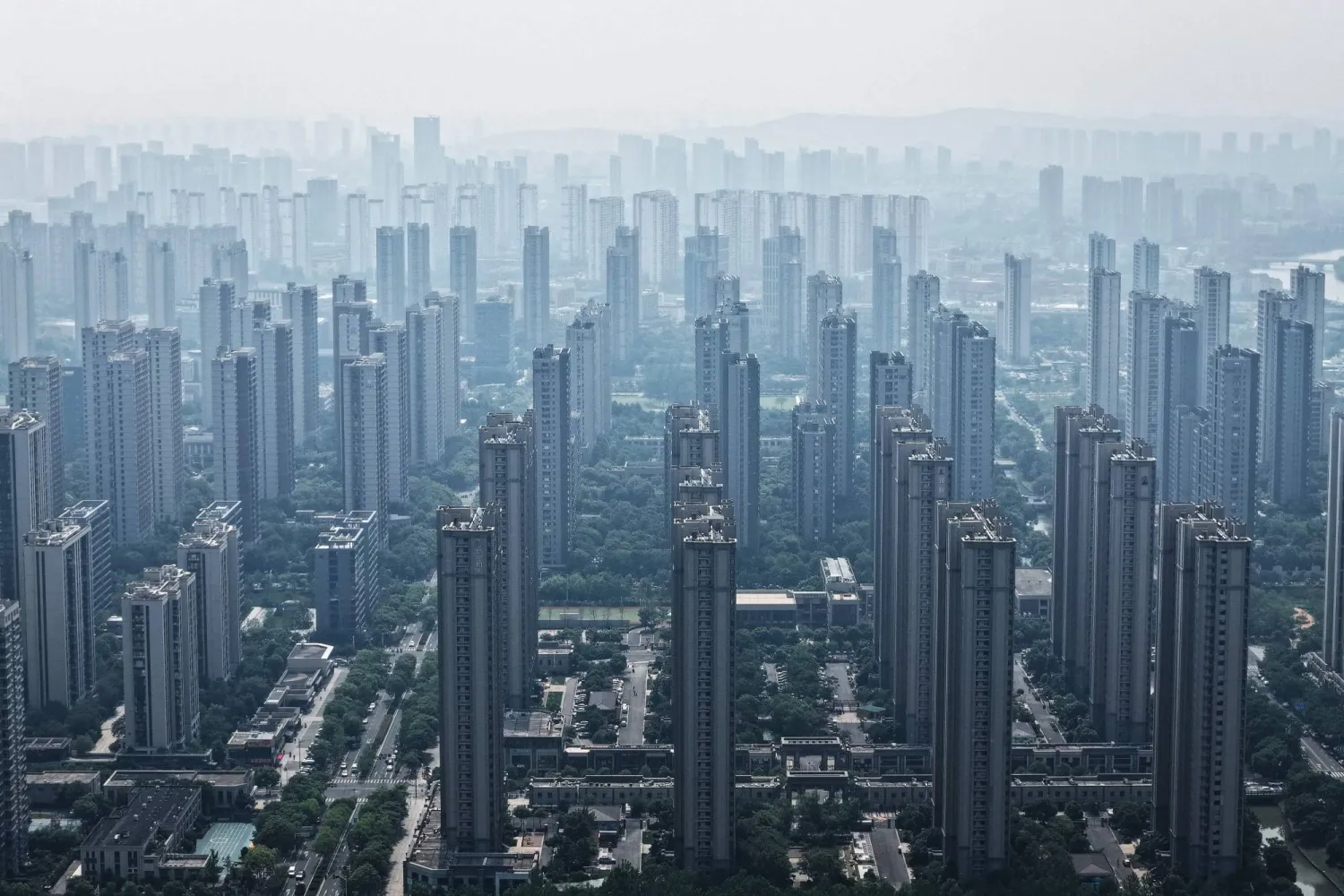 أبراج سكنية وإدارية في مدينة نانجينغ شرق الصين (أ.ف.ب)