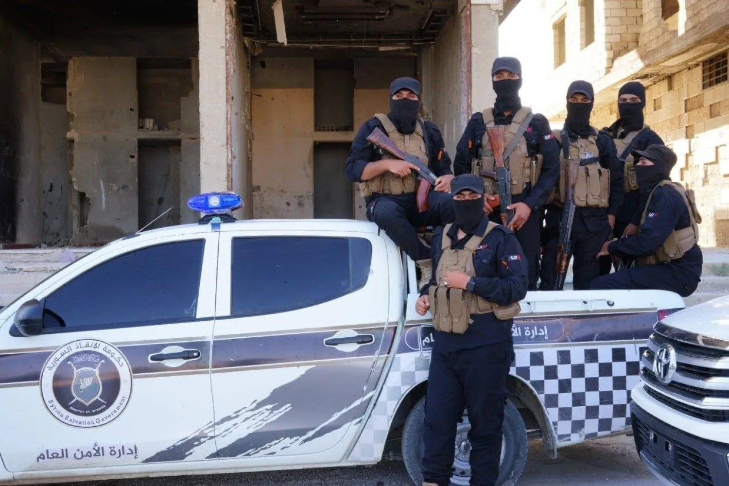 عناصر من الأمن الداخلي السوري خلال عملية إلقاء القبض على خلية لتنظيم «داعش» في ريف دمشق (الداخلية السورية)