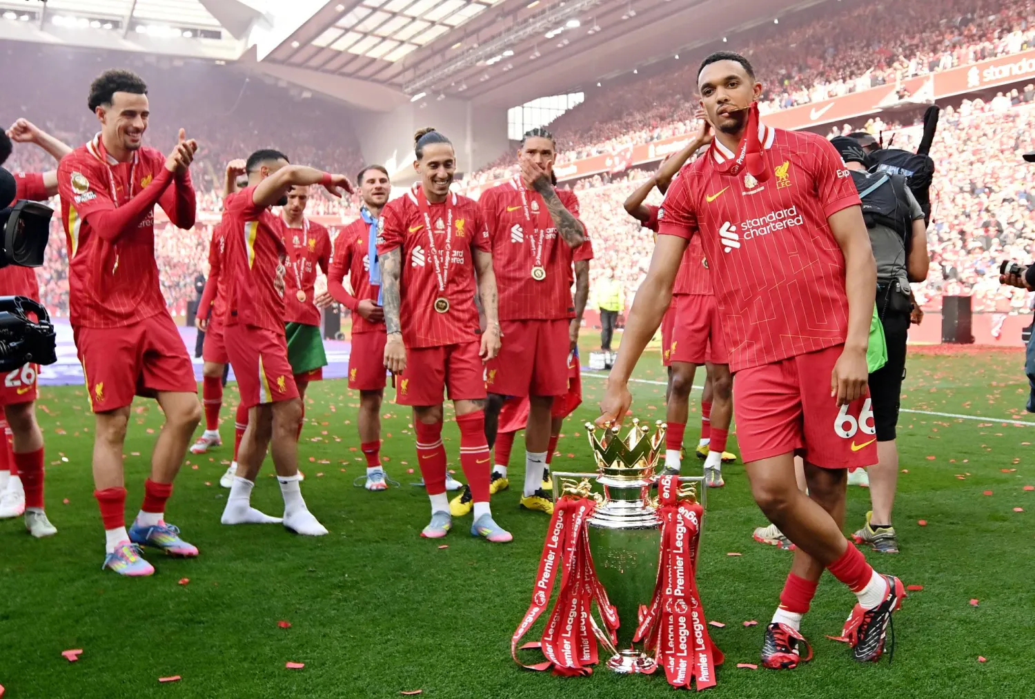 الفائزون والخاسرون في الدوري الإنجليزي 2025 (إ.ب.أ)