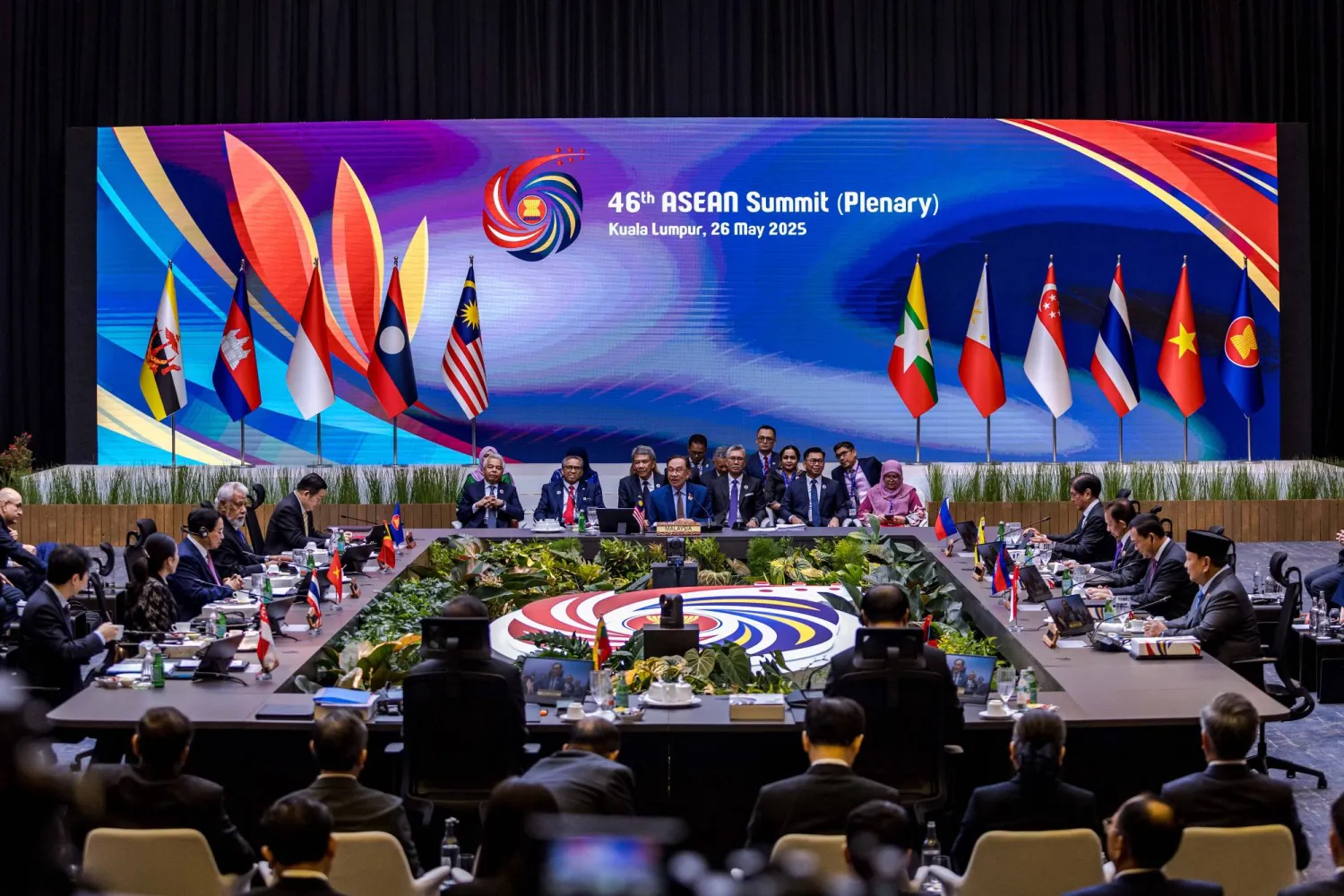 رئيس الوزراء الماليزي يلقي كلمته خلال الجلسة العامة لقمة رابطة دول «آسيان» في كوالالمبور (د.ب.أ)