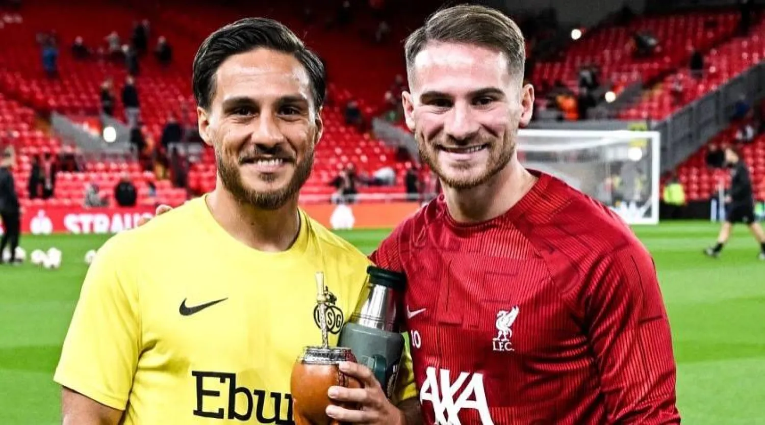 حقق الشقيقان الأرجنتينيان ماك أليستر إنجازاً عائلياً برفع كأس الدوري في نفس اليوم في بلدين مختلفين (رويترز)