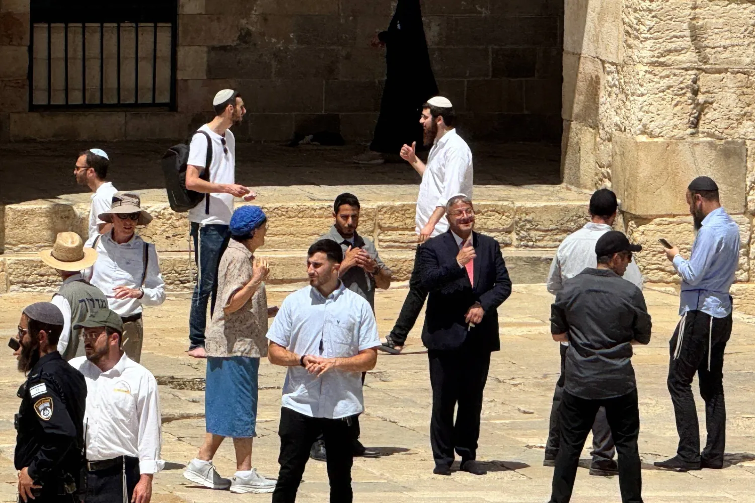 بن غفير في باحة المسجد الأقصى اليوم (رويترز)