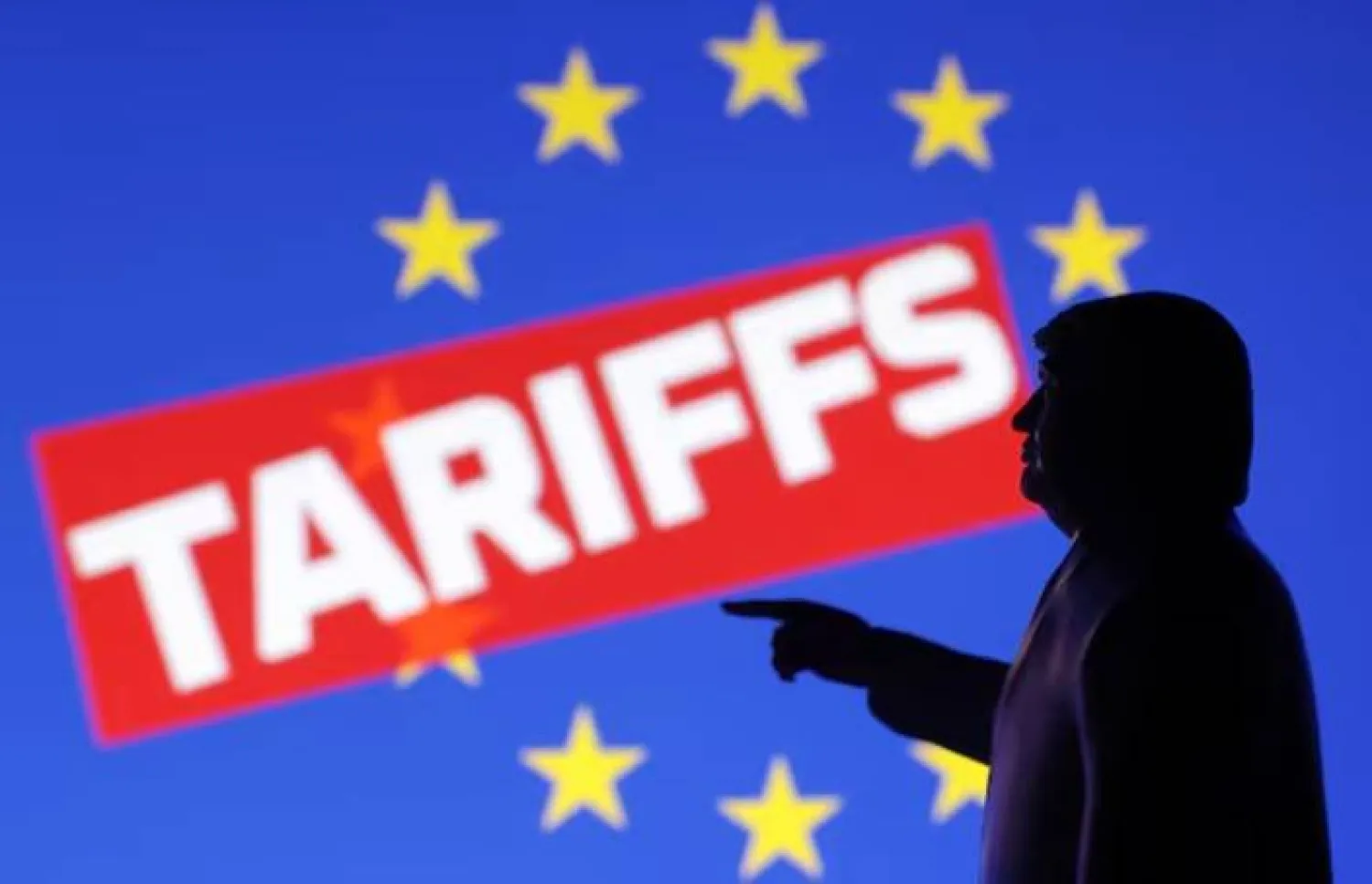 نموذج مصغّر مطبوع بتقنية ثلاثية الأبعاد يُصوّر دونالد ترمب مع عَلَم الاتحاد الأوروبي وكلمة «رسوم جمركية» (رويترز)