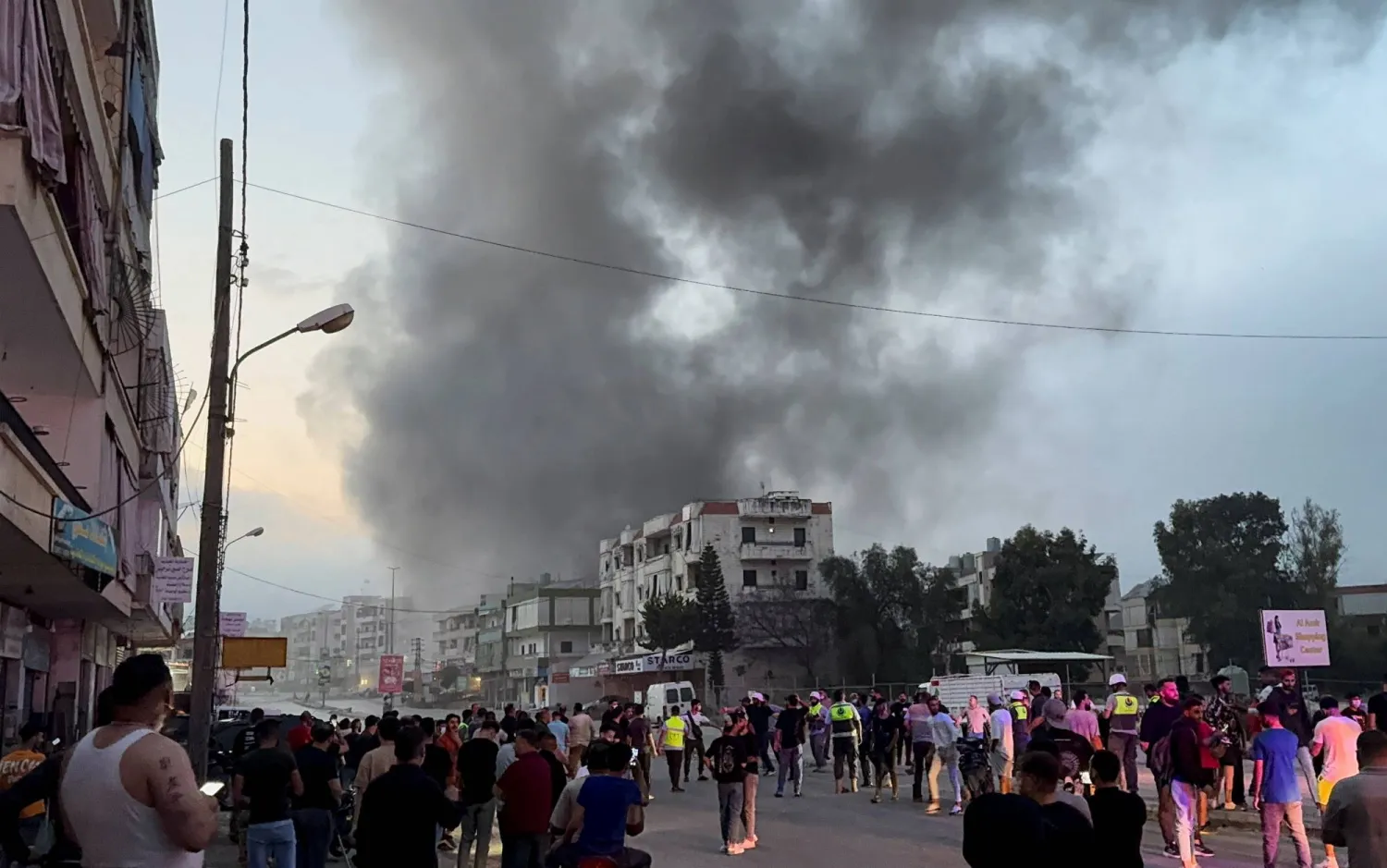 تصاعُد الدخان جراء غارة إسرائيلية على جنوب لبنان (رويترز)