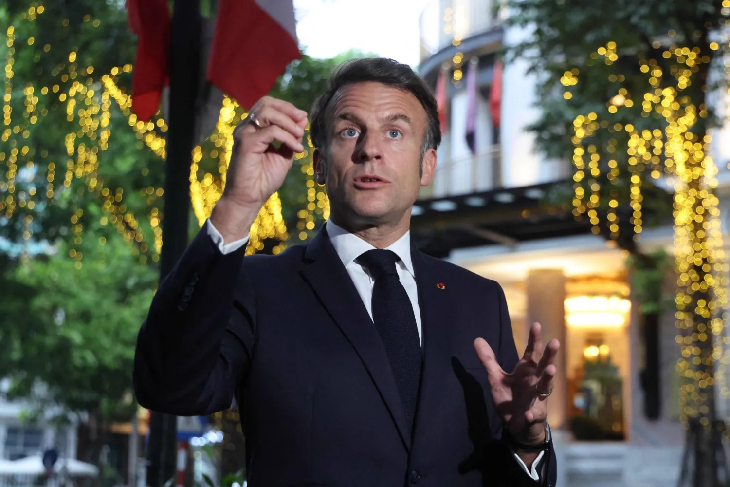 الرئيس الفرنسي إيمانويل ماكرون يدلي ببيان صحافي في هانوي بفيتنام 26 مايو 2025 (أ.ف.ب)