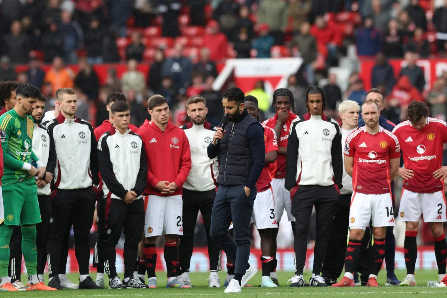 أوموريم يفرض سلطته في مانشستر يونايتد ويعد الجماهير بالبداية الجديدة (أ.ف.ب)