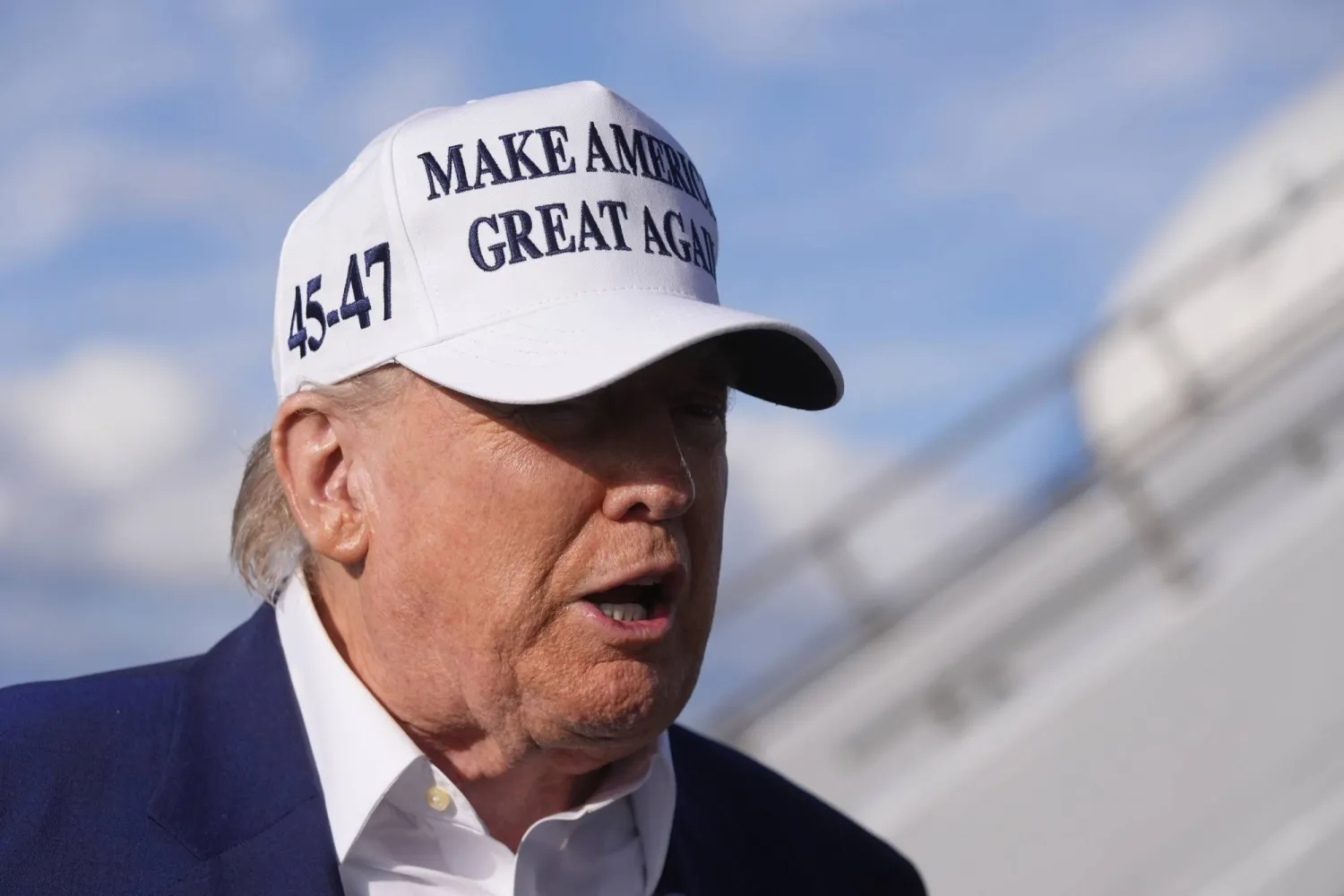 الرئيس دونالد ترمب يتحدث إلى الصحافيين في نيوجيرسي (أ.ب)